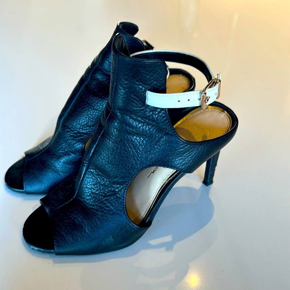 Jessica Simpson Black and White Heels w/ Gold Buckle - Sz 7